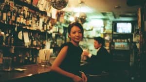 女性一人でスナックは浮く?実際に行く女性たちのリアル